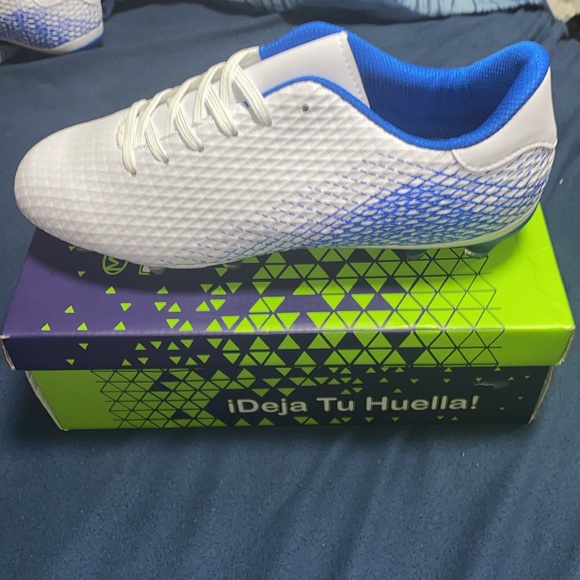 MENS SOCCER CLEATS - (New Without Tag) - Picture 5 of 5